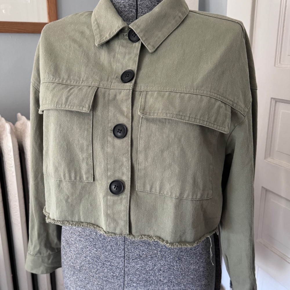 Zara Cropped Celery Green/Khaki Denim Jacked with big black buttons Like New M